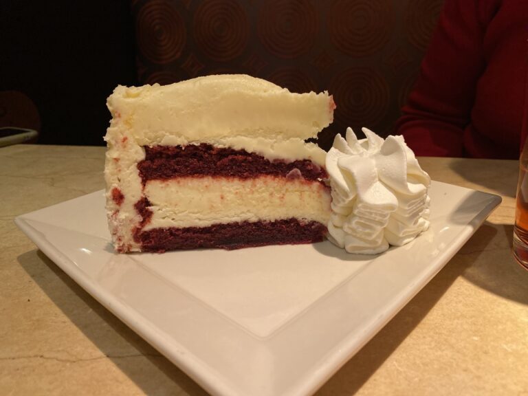 アラバマ州ハンツビルのモール内にあるチーズケーキが大きくて有名なレストランThe Cheesecake Factory