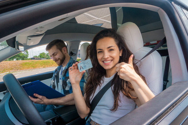 日本語対応の教材（試験を含む）を提供する運転教育コース